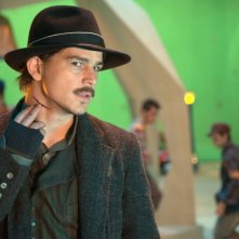 Josh Hartnett è The Drifter, il protagonista del film Bunraku