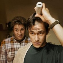 Seth Rogen osserva Joseph Gordon-Levitt in 50/50 mentre si rade i capelli a zero