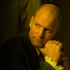 Woody Harrelson interpreta The Bartender nel film Bunraku