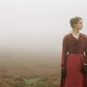Kaya Scodelario nella brughiera in Wuthering Heights