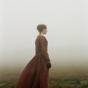 La figura di Kaya Scodelario si staglia nella brughiera di Wuthering Heights