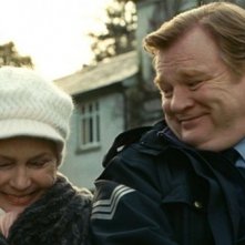 Brendan Gleeson e Fionnula Flanagan in una tenera scena di Un poliziotto da happy hour