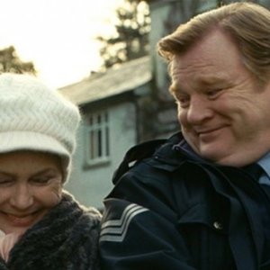 Brendan Gleeson e Fionnula Flanagan in una tenera scena di Un poliziotto da happy hour