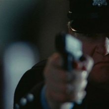 Brendan Gleeson prende la mira in una scena di Un poliziotto da happy hour