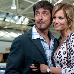 Ex: Amici come prima!: Paolo Ruffini e Liz Solari si abbracciano in una scena del film
