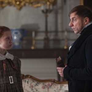 Jane Eyre: Simon McBurney e la giovane Amelia Clarkson in una scena del film