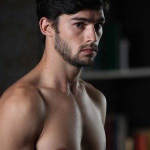 L'amore fa male: Andrè Watson a torso nudo in una scena