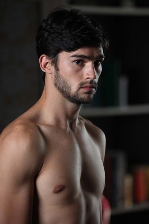 L'amore fa male: Andrè Watson a torso nudo in una scena