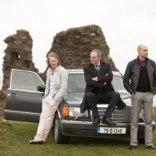 Liam Cunningham e Mark Strong in una foto promozionale di Un poliziotto da happy hour insieme a David Wilmot