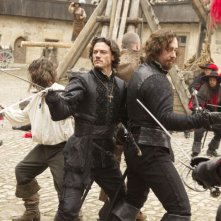 Logan Lerman, Luke Evans e Matthew MacFadyen in una scena d'azione de I tre moschettieri in 3D
