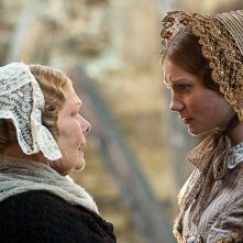 Mia Wasikowska e Judi Dench protagoniste di Jane Eyre