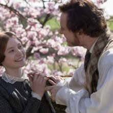 Mia Wasikowska e Michael Fassbender sorridono felici in una scena di Jane Eyre