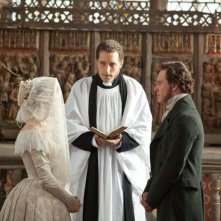 Mia Wasikowska e Michael Fassbender sposi in una scena di Jane Eyre