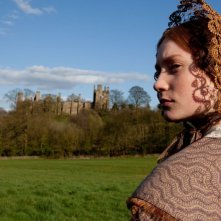 Mia Wasikowska sullo sfondo delle bellissime location di Jane Eyre