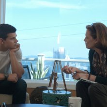 Sigourney Weaver e Taylor Lautner in una scena del film Abduction - Riprenditi la tua vita