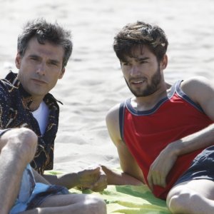 Stefano Dionisi e Andrè Watson in una scena sulla spiaggia ne L'amore fa male
