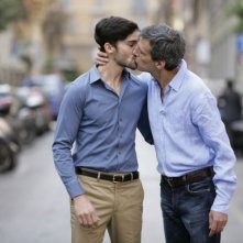 L'amore fa male: Stefano Dionisi bacia Andrè Watson in una scena