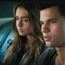 Taylor Lautner con Lily Collins nei panni di Nathan e Karen in Abduction - Riprenditi la tua vita