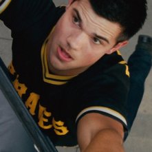 Taylor Lautner in una scena d'azione di Abduction - Riprenditi la tua vita