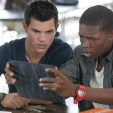 Taylor Lautner in una scena di Abduction con Denzel Whitaker
