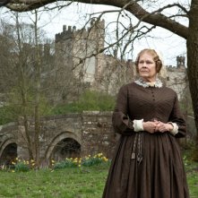 Un'austera Judi Dench in una scena di Jane Eyre