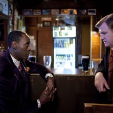 Un poliziotto da happy hour: Brendan Gleeson e Don Cheadle in una scena del film