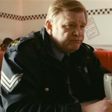 Un poliziotto da happy hour: Brendan Gleeson pensieroso in una scena del film