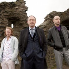 Un poliziotto da happy hour: David Wilmot, Liam Cunningham e Mark Strong posano per una foto di gruppo