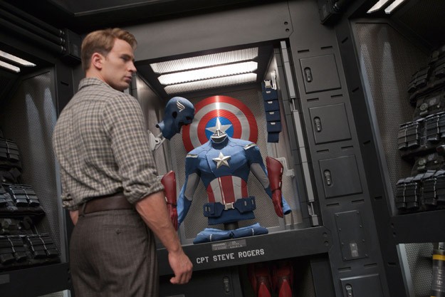 Chris Evans di fronte al suo costume in The Avengers - I vendicatori