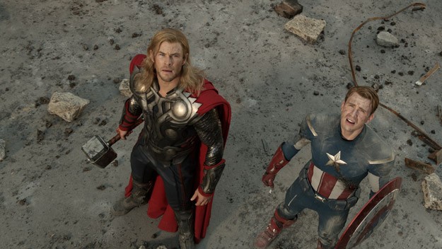 Chris Evans E Chris Hemsworth Guardano Il Cielo In Una Scena Di The Avengers I Vendicatori 216964