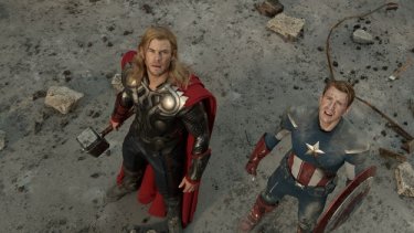 Chris Evans e Chris Hemsworth guardano il cielo in una scena di The Avengers - I vendicatori