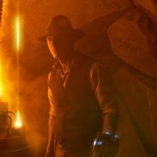 Cowboys & Aliens: Daniel Craig tra le rocce osserva il nemico