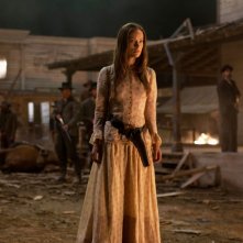 Cowboys & Aliens: Olivia Wilde attonita in una scena del film