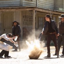 Cowboys & Aliens: Sam Rockwell, Adam Beach e Paul Dano in una sequenza del film