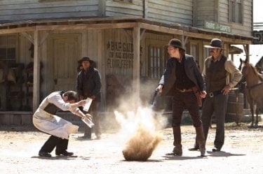 Cowboys & Aliens: Sam Rockwell, Adam Beach e Paul Dano in una sequenza del film