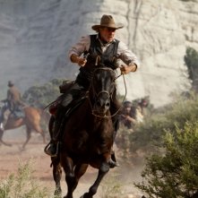 Cowboys & Aliens: una bellissima scena a cavallo per Harrison Ford