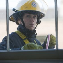 Frances McDormand in abiti da lavoro in una scena di This Must Be the Place