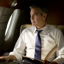 George Clooney in aereo in una scena di Le idi di marzo