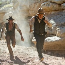 Harrison Ford e Daniel Craig in fuga in una scena del film Cowboys & Aliens
