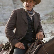 Harrison Ford in una scena a cavallo tratta dall'action western Cowboys & Aliens