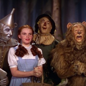 Judy Garland con Jack Haley, Ray Bolger e Bert Lahr in una scena de Il mago di Oz