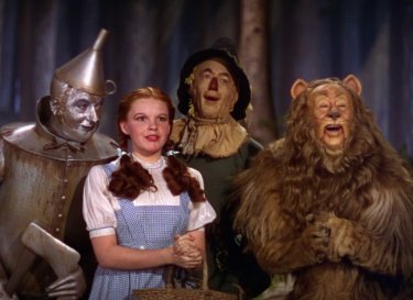 Judy Garland con Jack Haley, Ray Bolger e Bert Lahr in una scena de Il mago di Oz