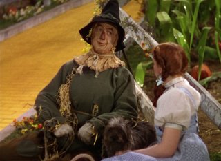 Judy Garland (di spalle) con Ray Bolger in una scena de Il mago di Oz