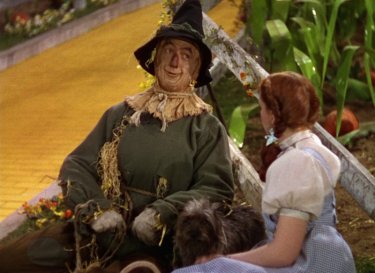 Judy Garland (di spalle) con Ray Bolger in una scena de Il mago di Oz