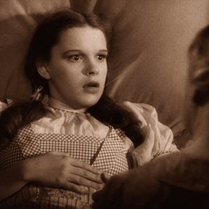 Judy Garland in una sequenza del film Il mago di Oz