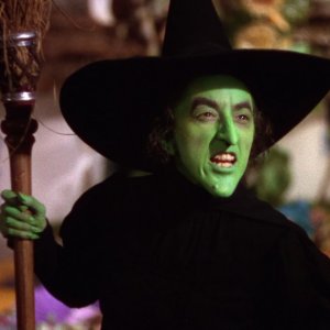Margaret Hamilton in una scena del film Il mago di Oz