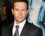 Due pistole per Mark Wahlberg