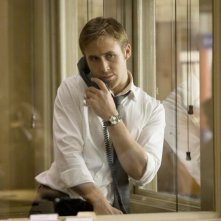 Ryan Gosling al telefono in una scena di The Ides of March