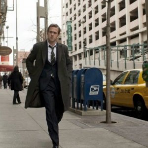 Ryan Gosling cammina in strada nel film The Ides of March
