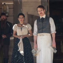 Sam Rockwell in una scena di Cowboys & Aliens insieme ad Ana de la Reguera